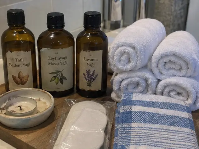Tatlı badem, zeytinyağı ve lavanta masaj yağları, rulo havlular ve peştemal — Unkapanı, Masaj Salonun