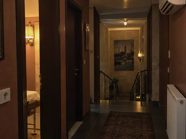 Halılı, apliklerle aydınlanan uzun koridor — Unkapanı, Masaj Salonun